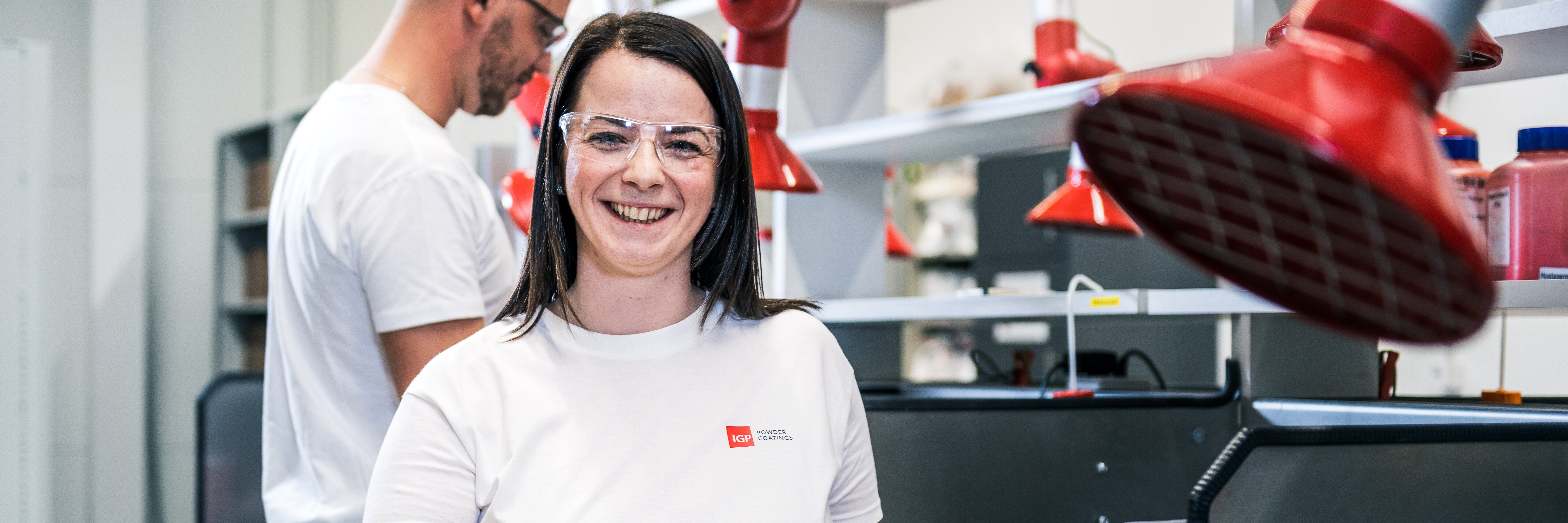 Mitarbeiterin der IGP Pulvertechnik AG zeigt Rohstoff für Pulverlacke | © IGP Pulvertechnik AG