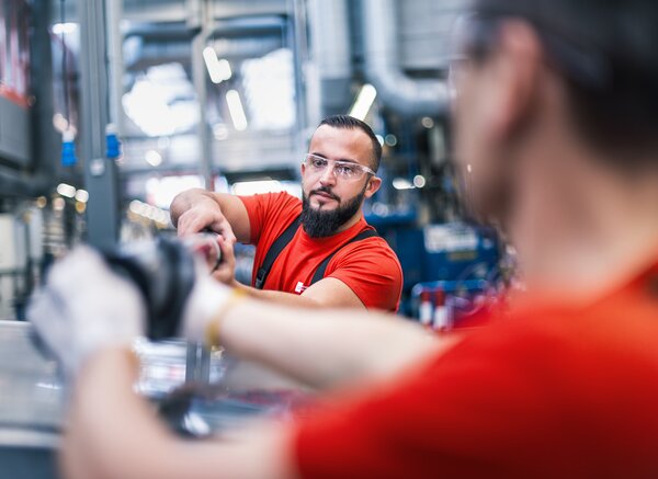 Mitarbeiter in der Produktion der IGP Pulvertechnik AG produzieren neuen Pulverlack | © IGP Pulvertechnik AG
