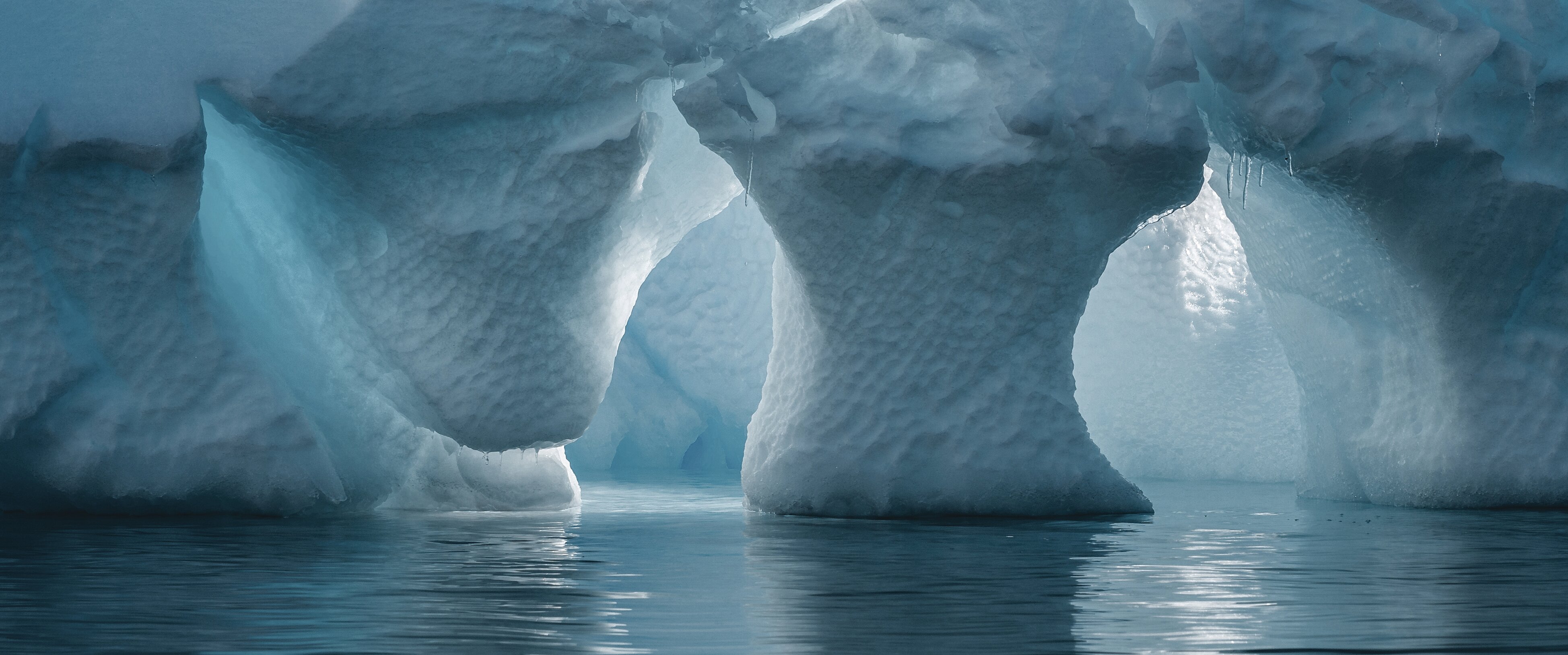 Mann in einer Eish&ouml;hle | IGP-DURA&reg;one 56 Pulverlack-Serie f&uuml;r tiefere Einbrenntemparaturen | &copy; Shutterstock