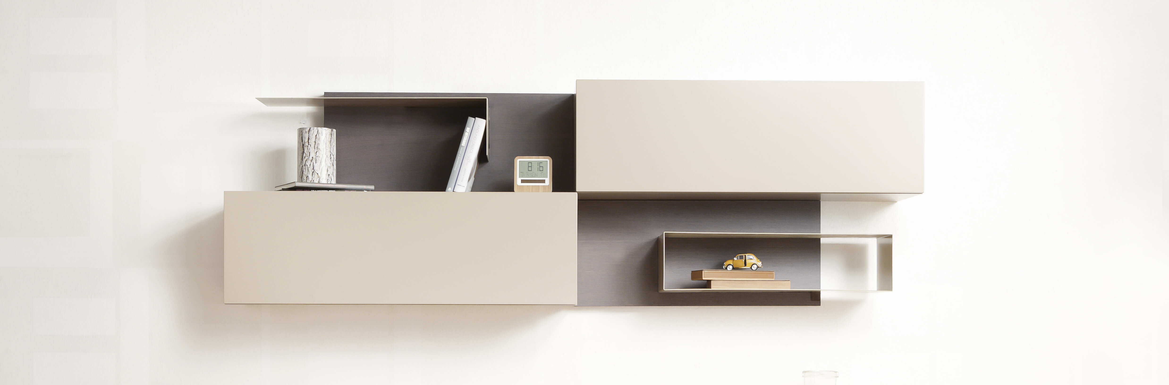 Beige/graue Wohnwand mit Sideboard und Regal. Behandelt mit Pulverlack für qualitative Ästhetik | © Shutterstock