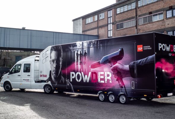 Der IGP Powder Truck. Auf dem Truck sind mehrere Menschen und eine Beschichtungsmaschine für Pulverlack ersichtlich. | © IGP Pulvertechnik AG
