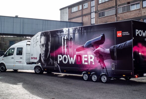 Der IGP Powder Truck. Auf dem Truck sind mehrere Menschen und eine Beschichtungsmaschine für Pulverlack ersichtlich. | © IGP Pulvertechnik AG