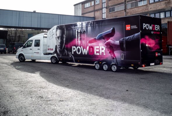 Der IGP Powder Truck. Auf dem Truck sind mehrere Menschen und eine Beschichtungsmaschine für Pulverlack ersichtlich. | © IGP Pulvertechnik AG