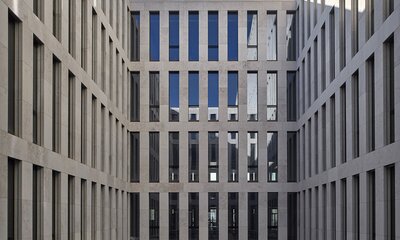 Innenhof des Verwaltungszentrum Guisanplatz, Bern: Detailaufnahme der Oberfläche, Vollendung durch IGP Pulverlacke | © IGP Pulvertechnik AG