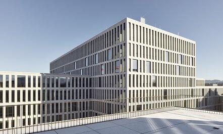 Von Balkon Aussicht auf das Verwaltungszentrum Guisanplatz, Bern: Oberflächen behandelt mit Pulverlacke der IGP | © IGP Pulvertechnik AG